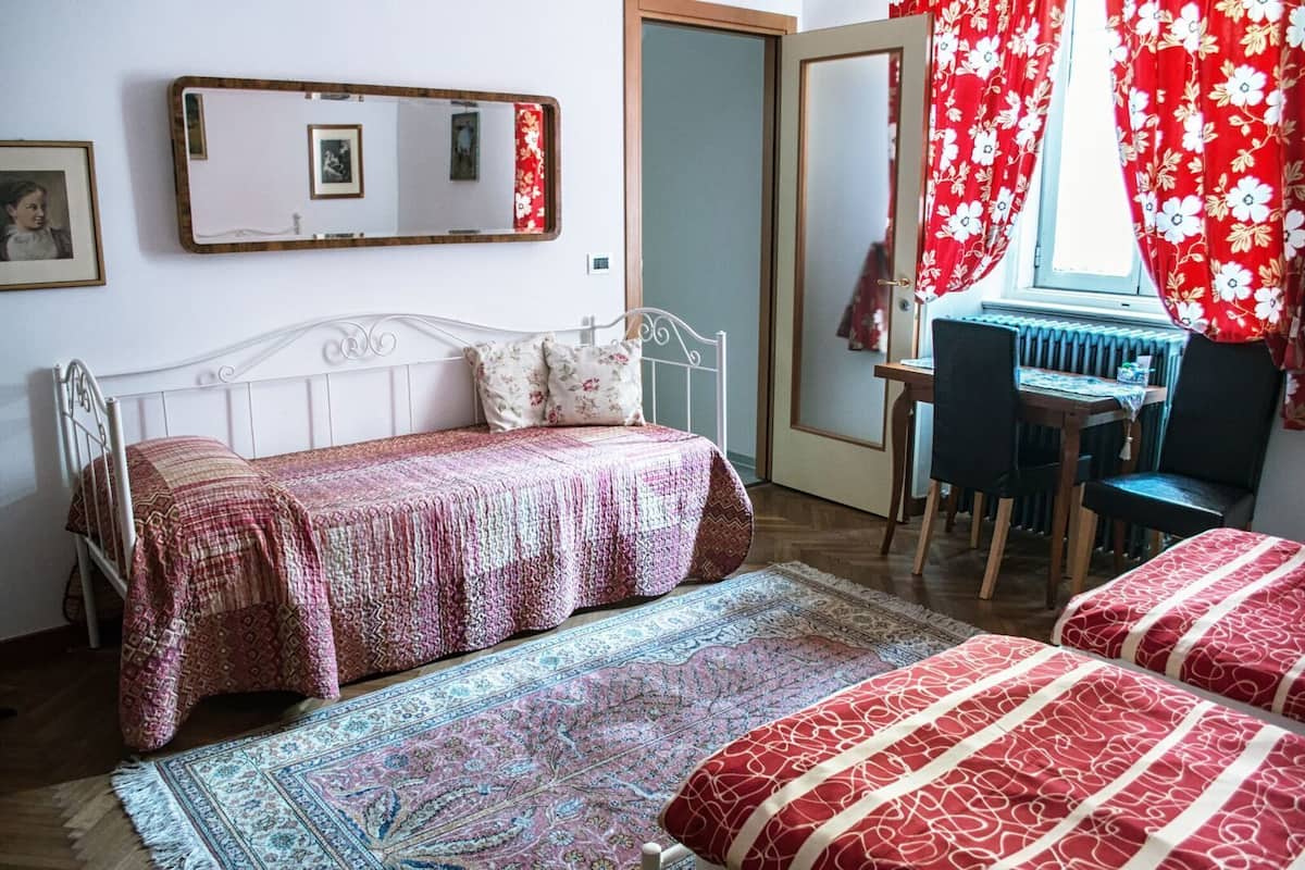 Superior driepersoonskamer, 3 eenpersoonsbedden | Luxe beddengoed, een kluis op de kamer, een bureau, babybedden
