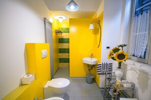 Bañera profunda, artículos de tocador gratuitos, bidet, toallas