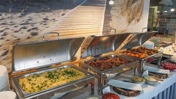 Se sirven desayunos, cenas y cocina local e internacional