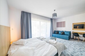 Escritorio, tabla de planchar con plancha, wifi gratis y ropa de cama 