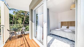 Escritorio, tabla de planchar con plancha, wifi gratis y ropa de cama