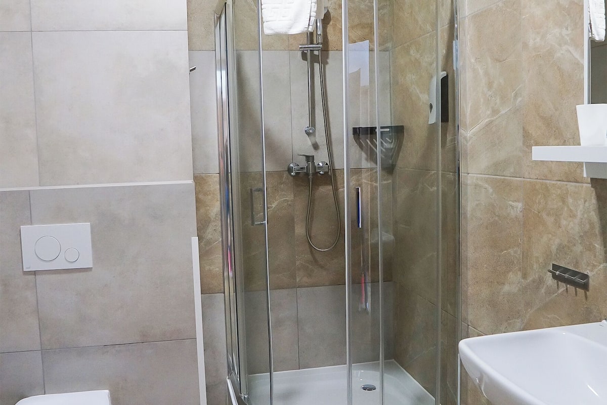 double room (large) | bathroom | shower, free toiletries, hair dryer, towels