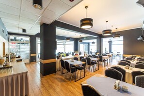 Se sirven desayunos, cenas y cocina local e internacional 