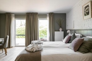 Deluxe-Doppelzimmer, 1 Doppelbett, Terrasse, Gartenblick | 1 Schlafzimmer, hochwertige Bettwaren, Zimmersafe, Schreibtisch