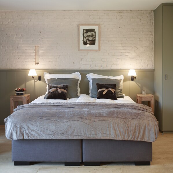 1 Schlafzimmer, hochwertige Bettwaren, Zimmersafe, Schreibtisch