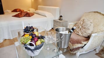 Habitación triple superior | Tabla de planchar con plancha, wifi gratis y ropa de cama