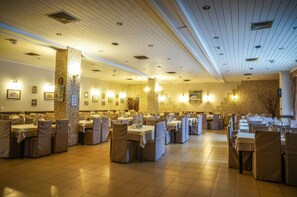 Breakfast, lunch and dinner served - Hotel Moura (Samokov)