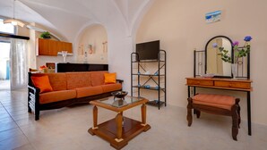 Un saló amb sofà, taula de centre i moble de televisió.