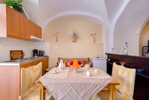 舒适开间套房, 多张床, 简易厨房, 城市景观 | 私人简易厨房 | 冰箱、炉灶、茶具/咖啡用具、电热水壶