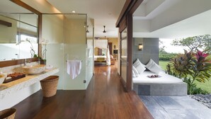 Phòng đôi, quang cảnh vườn | Phòng tắm | Vòi sen/bồn tắm kết hợp, bồn tắm ngâm, vòi sen phun mưa 