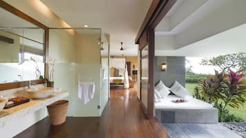 Tweepersoonskamer, uitzicht op tuin | Badkamer | Een bad/douchecombinatie, een diep bad, een regendouche