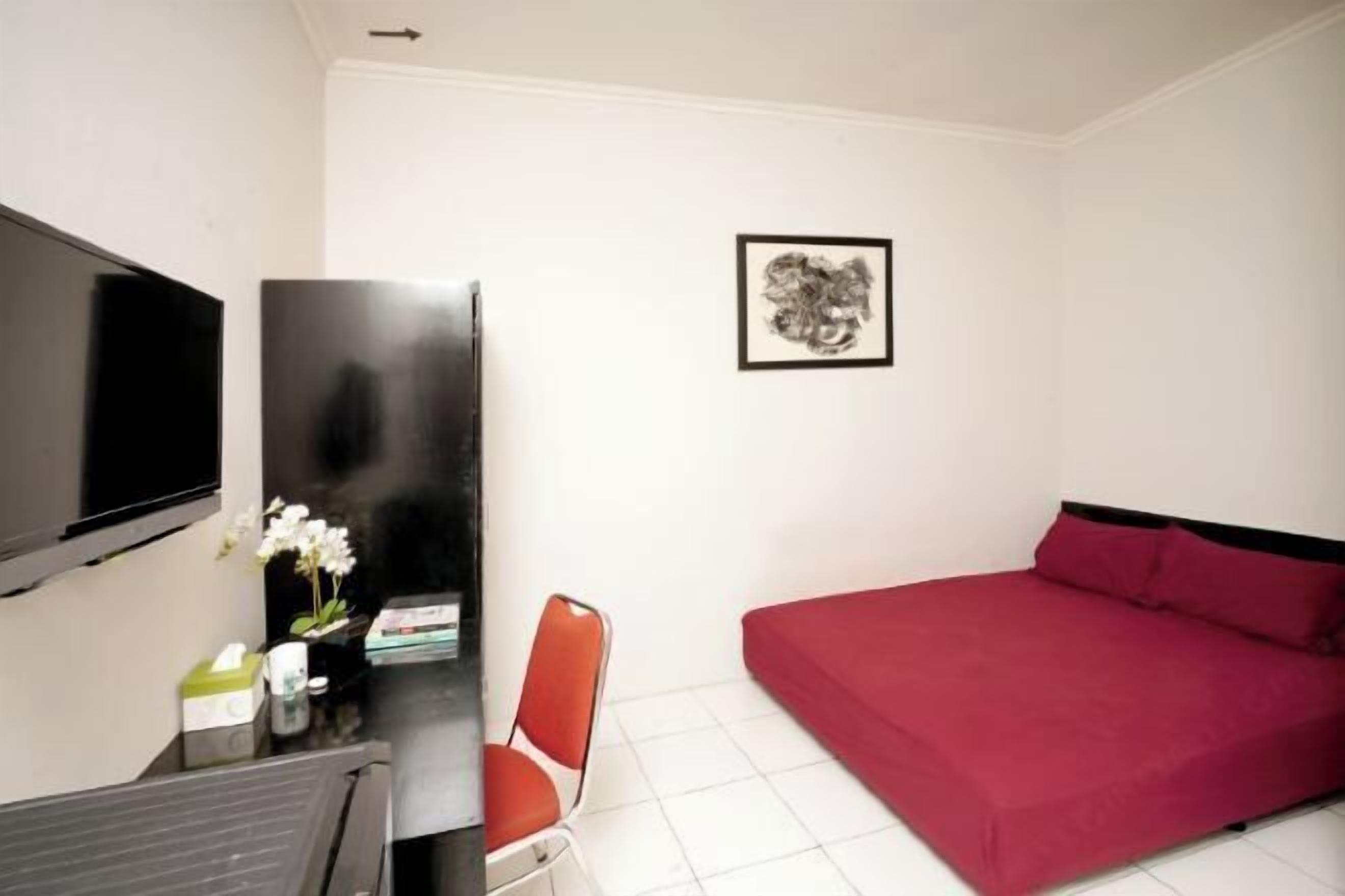 Desk, soundproofing, free WiFi, bed sheets