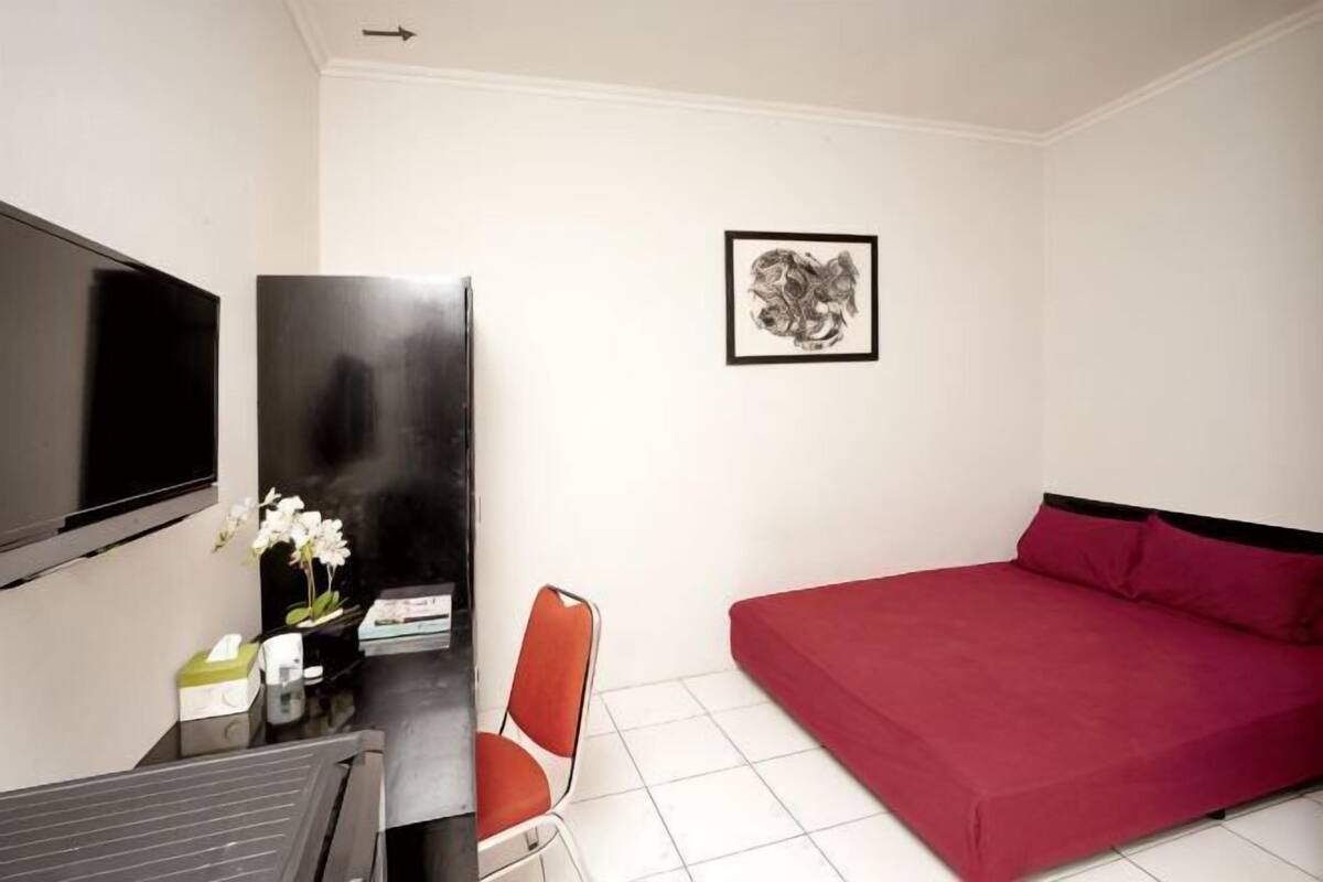 Escritorio, insonorización, wifi gratis y ropa de cama