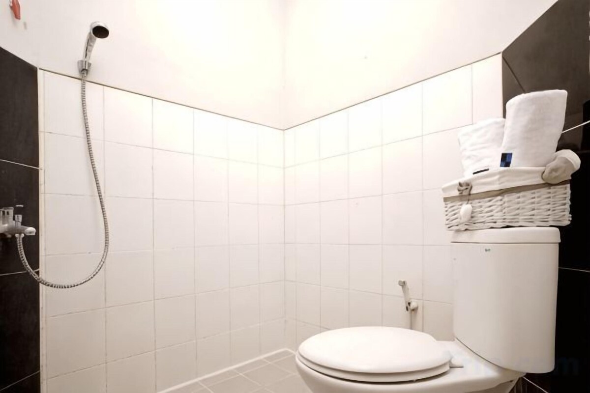 Bathroom | Shower, free toiletries, towels
