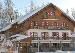 Front of property - Hotel Le Chalet Suisse (Peone)