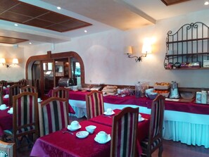 Café da manhã com buffet todos os dias (EUR 12 por pessoa)