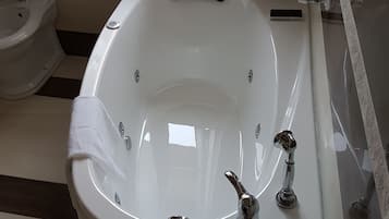 Deluxe Suite, Jetted Tub, Mountain View | Jetted tub