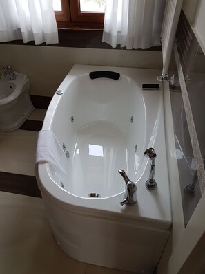 Suite Deluxe, bañera de hidromasaje, vistas a la montaña | Bañera de hidromasaje