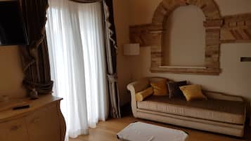 Phòng Suite Deluxe, bồn tắm thủy lực, quang cảnh núi | Khu phòng khách | TV màn hình phẳng, bàn bóng bàn