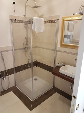 Habitación Confort doble, accesible para personas con discapacidad, vistas al viñedo | Baño | Ducha, artículos de higiene personal gratuitos, secador de pelo y bidé