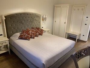 Comfort tweepersoonskamer, toegankelijk voor mindervaliden, uitzicht op wijngaard | Luxe beddengoed, donsdekens, pillowtop-bedden, een minibar