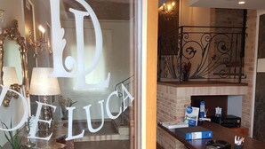 Une cuisine moderne dotée d’un plan de travail en bois, d’un four encastré et d’une rambarde décorative.