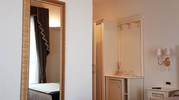 Comfort-Doppelzimmer, eingeschränkter Seeblick, Seeseite | 1 Schlafzimmer, hochwertige Bettwaren, Daunenbettdecken