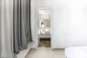 1 bedroom, premium bedding, in-room safe, desk