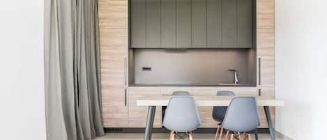 Een koelkast, een magnetron, een oven, een kookplaat