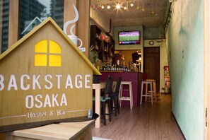 Interior entrance - Backstage Osaka Party Hostel and Bar (Osaka)