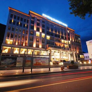 住宿正面 - 傍晚/夜晚