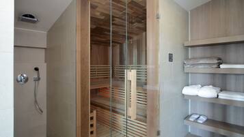 Minibar, coffres-forts dans les chambres, bureau, rideaux occultants