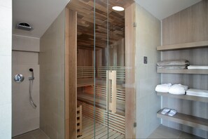 Minibar, coffres-forts dans les chambres, bureau, rideaux occultants