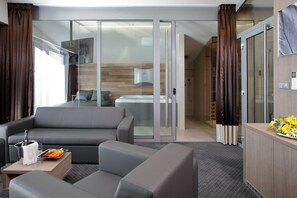 Minibar, coffres-forts dans les chambres, bureau, rideaux occultants