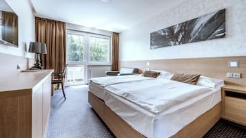 Comfort Double Room | Minibar, in-room safe, desk, blackout drapes