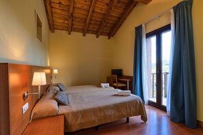 Twin Room | Desk, free WiFi, bed sheets, wheelchair access - Hotel Ibaigune (Murueta)