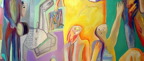 Uma pintura abstrata e colorida com várias figuras e formas humanas.