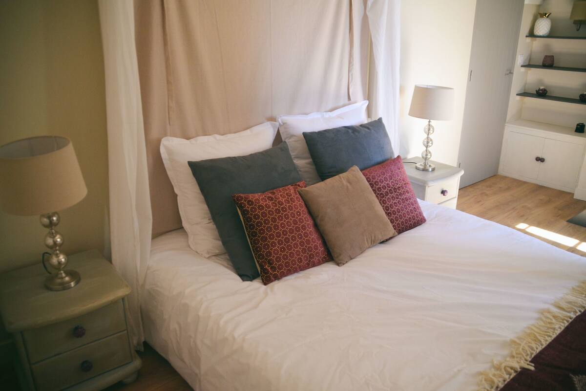 Habitación clásica | Ropa de cama de alta calidad, escritorio, cortinas opacas