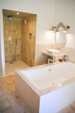 Deluxe Room (Roussillon) | Bathroom | Shower, towels - Mas Roussillon (Roussillon)