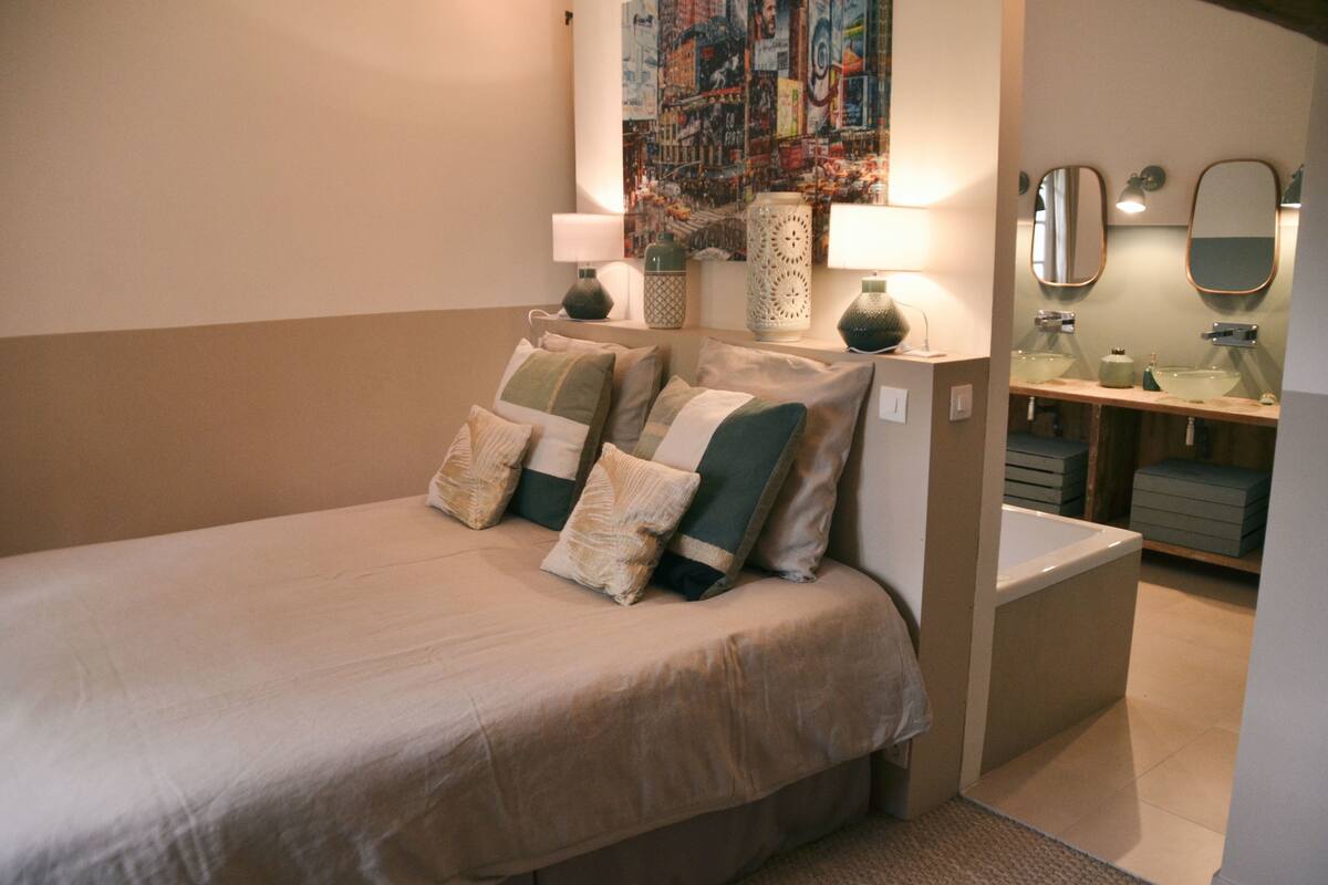 Habitación Deluxe (Gordes) | Ropa de cama de alta calidad, escritorio, cortinas opacas