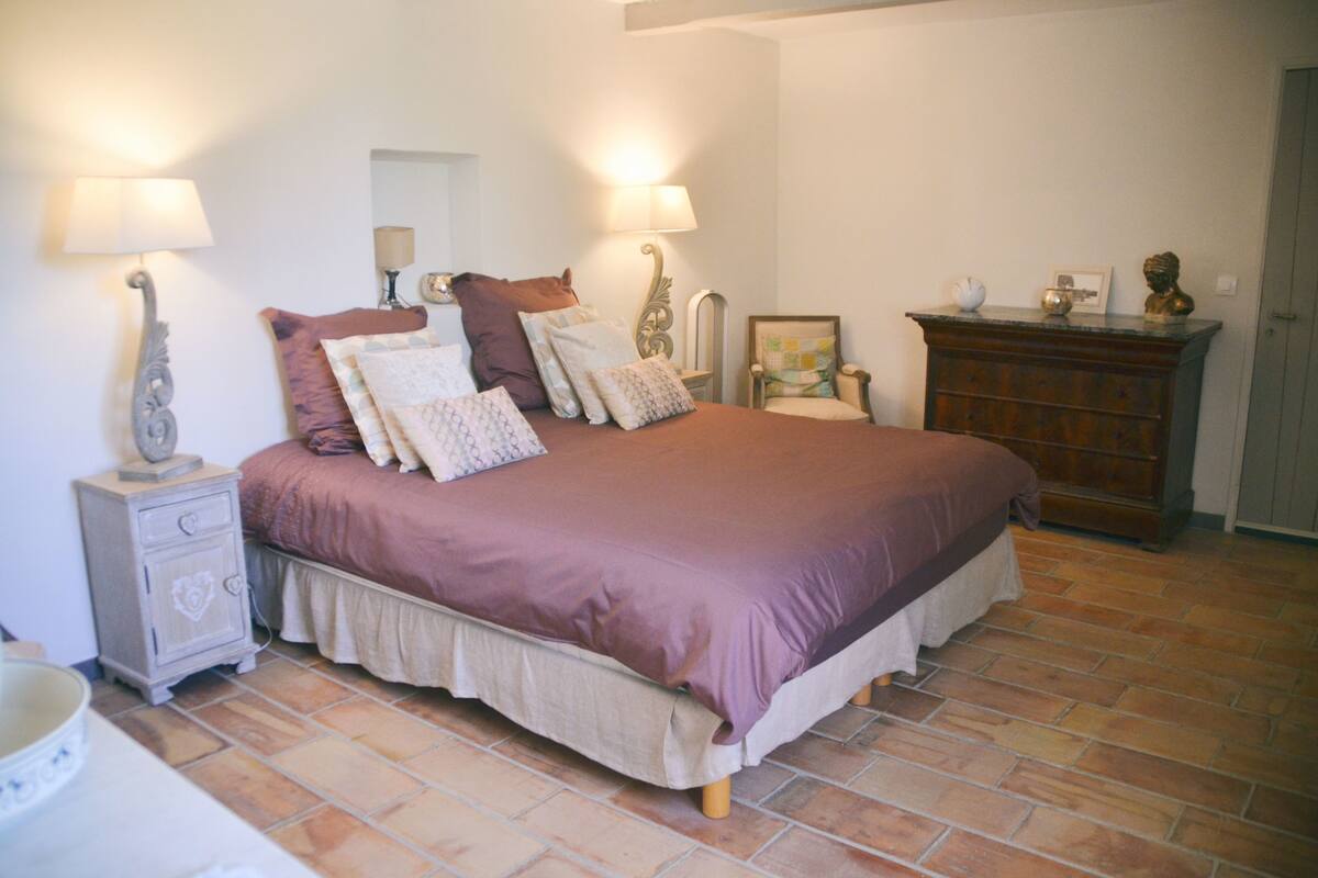 Habitación Deluxe (Roussillon) | Ropa de cama de alta calidad, escritorio, cortinas opacas