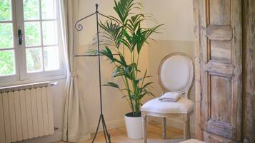 Deluxe Room (Roussillon) | Bathroom | Shower, towels