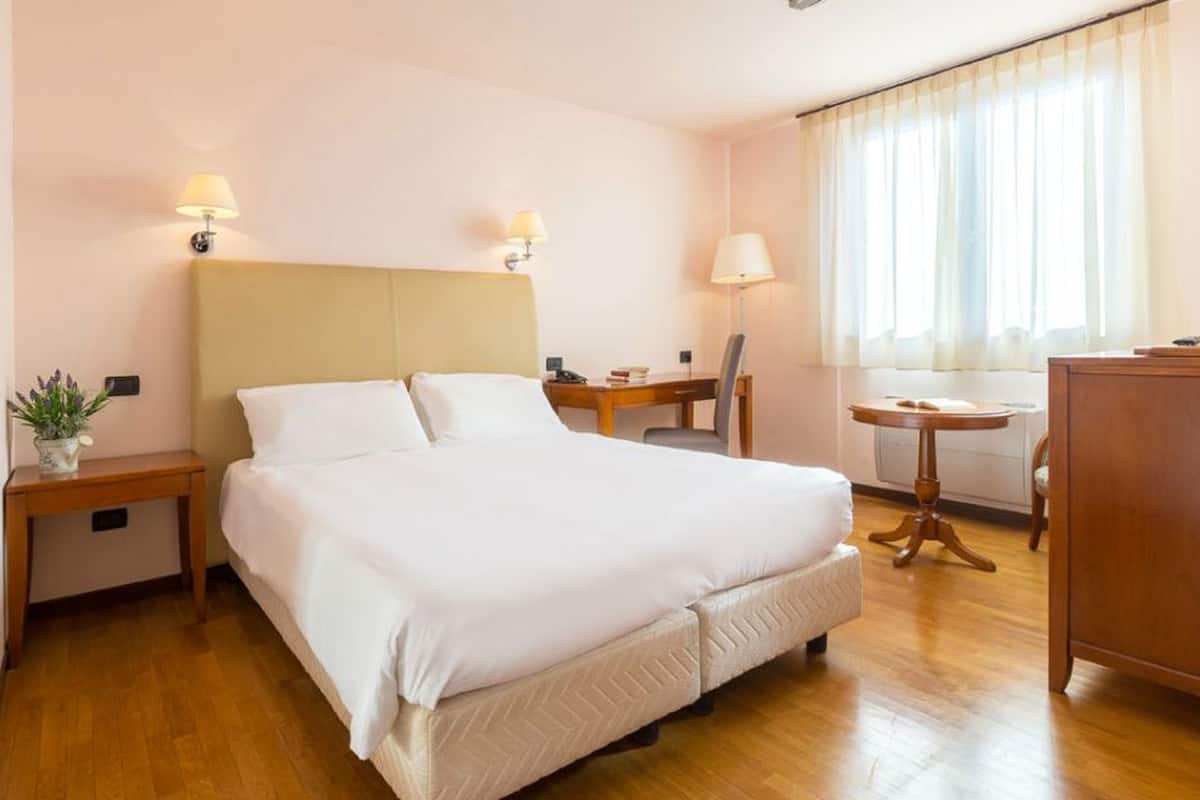 Double or Twin Room | Minibar, in-room safe, desk, WiFi (free)