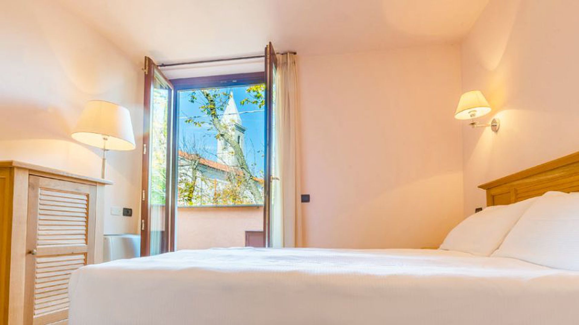 Double or Twin Room | Minibar, in-room safe, desk, free WiFi