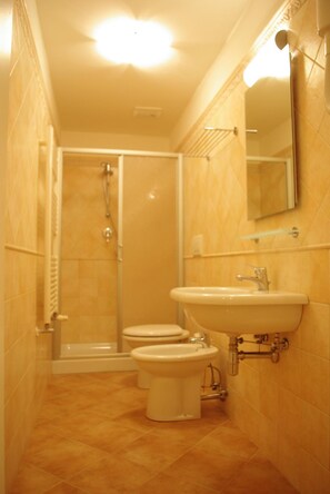 Shower, free toiletries, hair dryer, bidet - Dependance Lipa (Trieste)