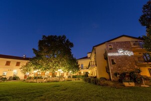 Facciata della struttura - sera/notte