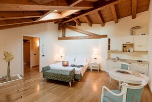 Minibar, una cassaforte in camera, una scrivania, Wi-Fi gratuito