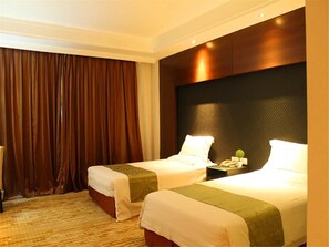 Business Twin Room | Desk, blackout drapes, free WiFi