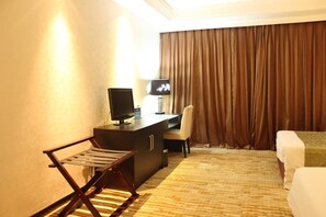Business Twin Room | Desk, blackout drapes, free WiFi