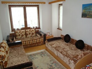 Apartment, 2 Schlafzimmer | Wohnbereich | Flachbildfernseher